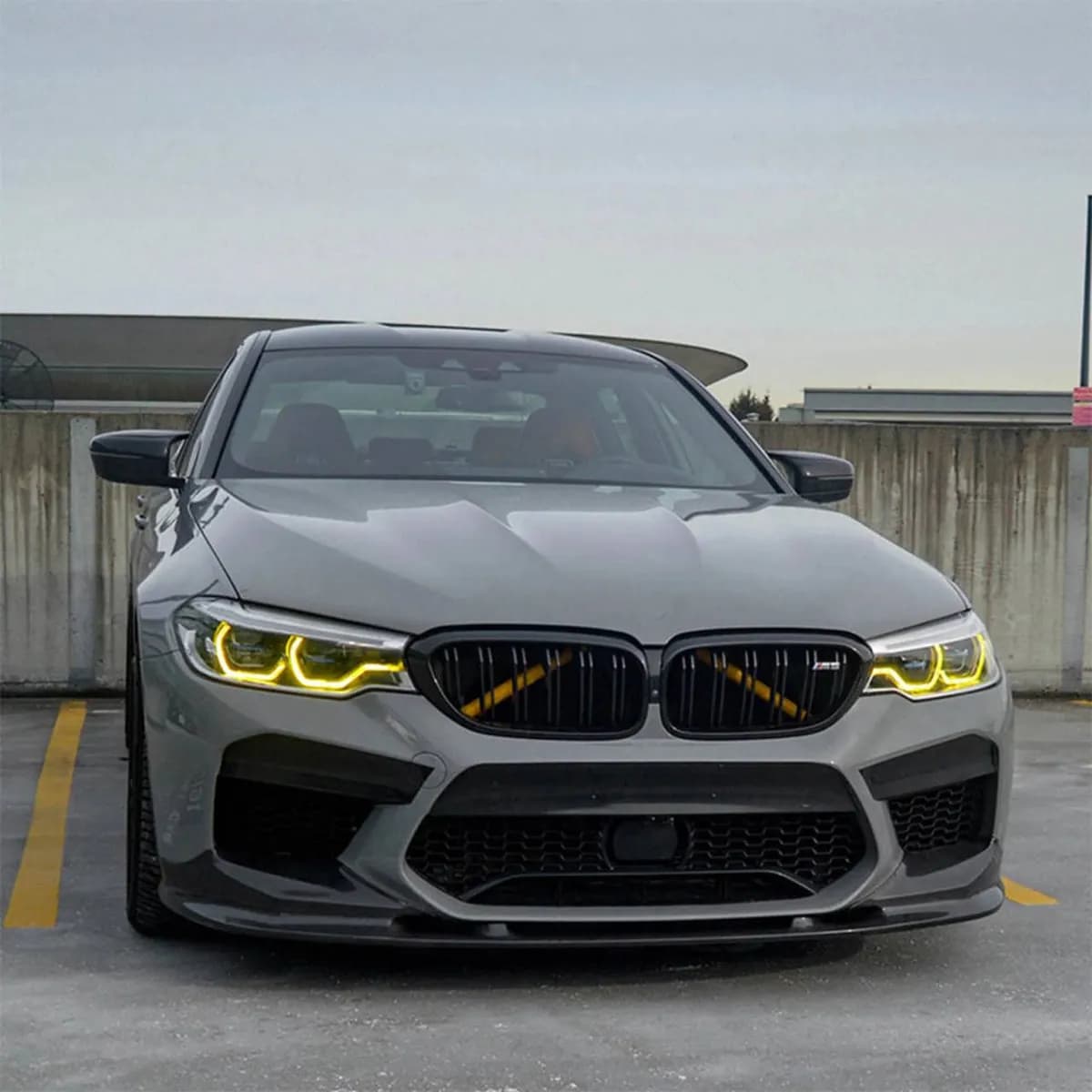 BMW G30 с ДХО, перешитыми в лимонный цвет