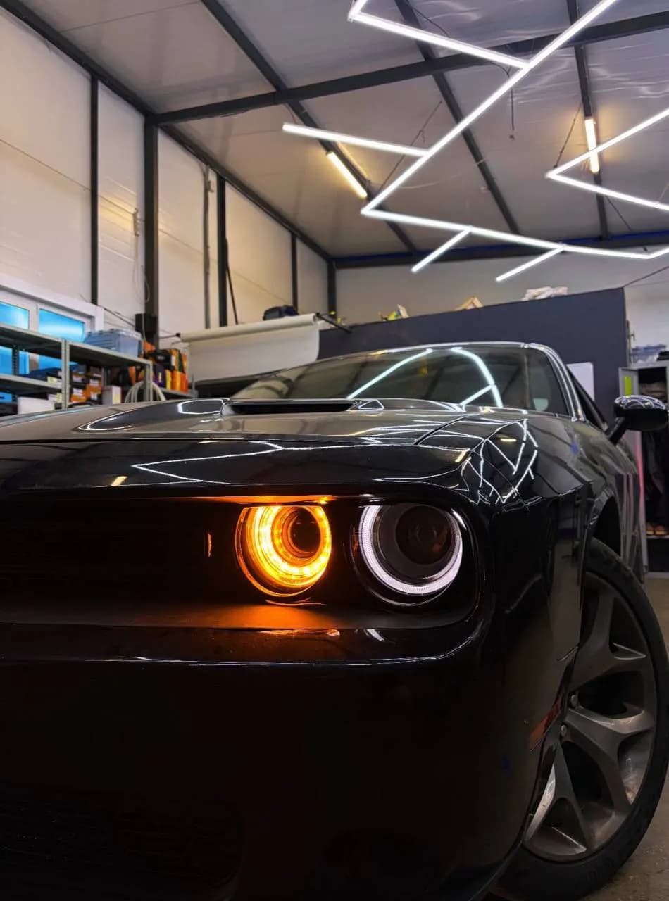 Dodge Challenger: установили bi-led модули, отполировали и оклеили фары защитной плёнкой