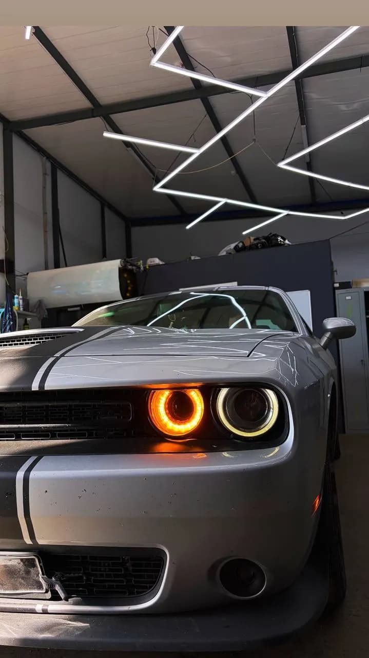 Dodge Challenger: установили bi-led модули, отполировали и оклеили фары защитной плёнкой