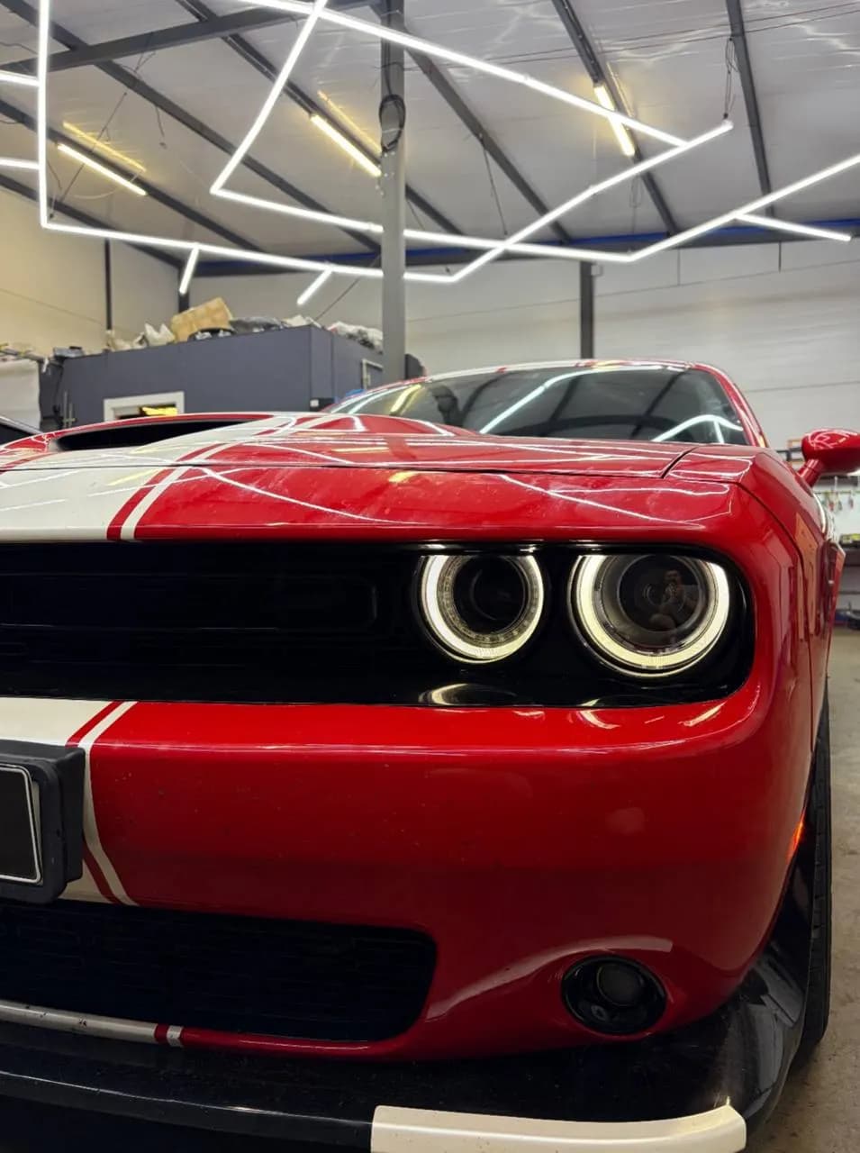 Dodge Challenger: установили bi-led модули, отполировали и оклеили фары защитной плёнкой